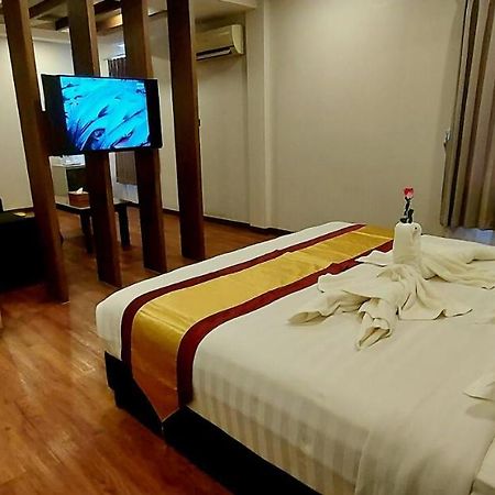 Royal Crown Hotel Yangon Extérieur photo