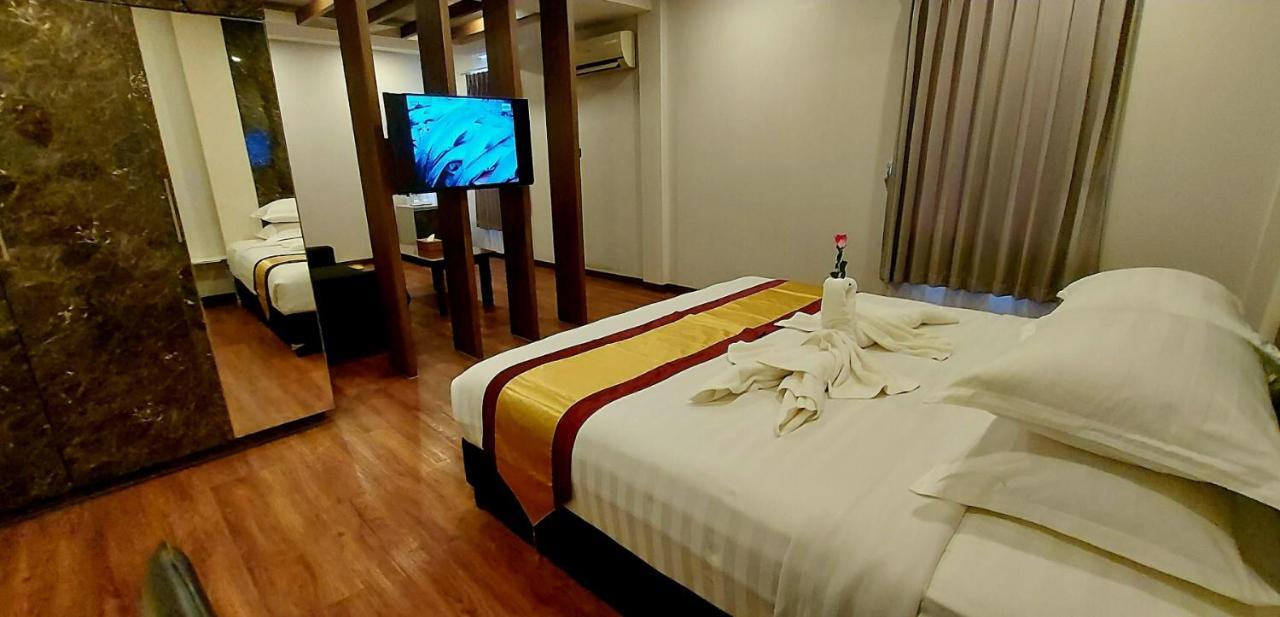 Royal Crown Hotel Yangon Extérieur photo