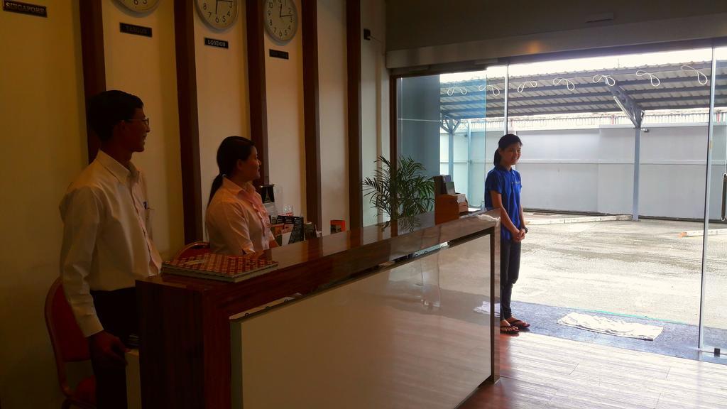 Royal Crown Hotel Yangon Extérieur photo