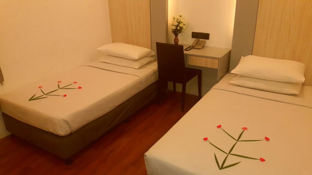 Royal Crown Hotel Yangon Extérieur photo