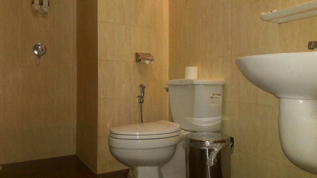 Royal Crown Hotel Yangon Extérieur photo