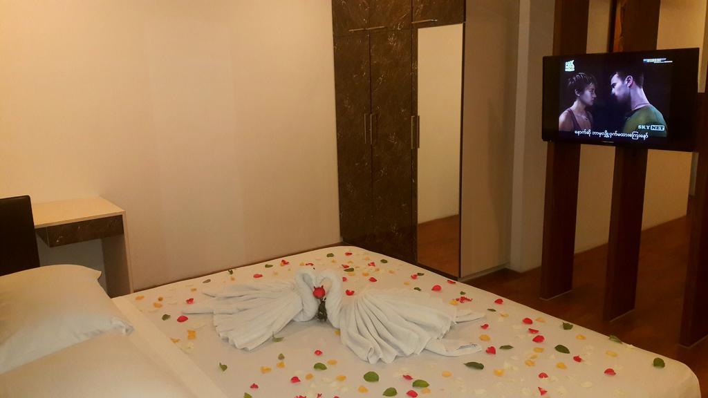 Royal Crown Hotel Yangon Extérieur photo
