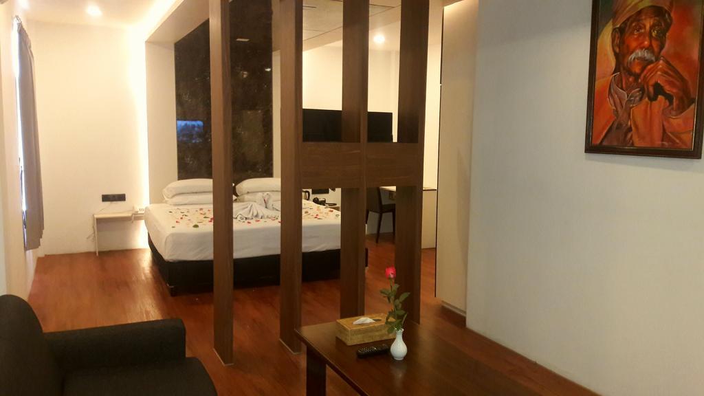 Royal Crown Hotel Yangon Extérieur photo