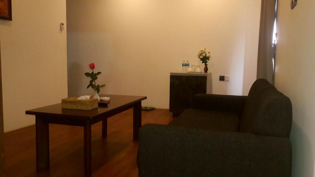 Royal Crown Hotel Yangon Extérieur photo