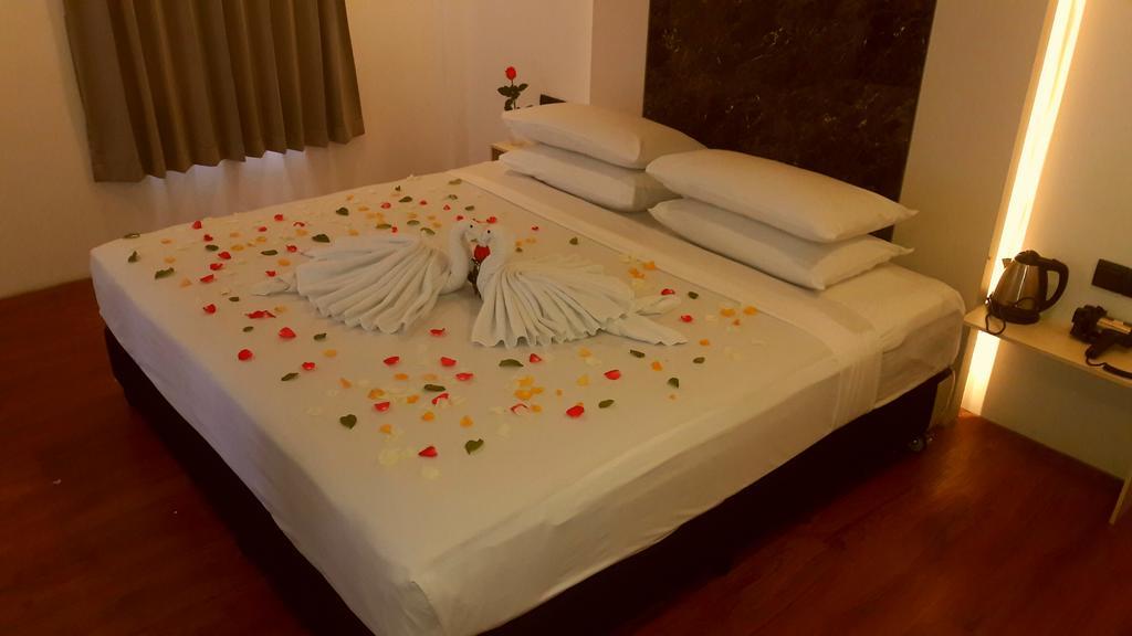 Royal Crown Hotel Yangon Extérieur photo