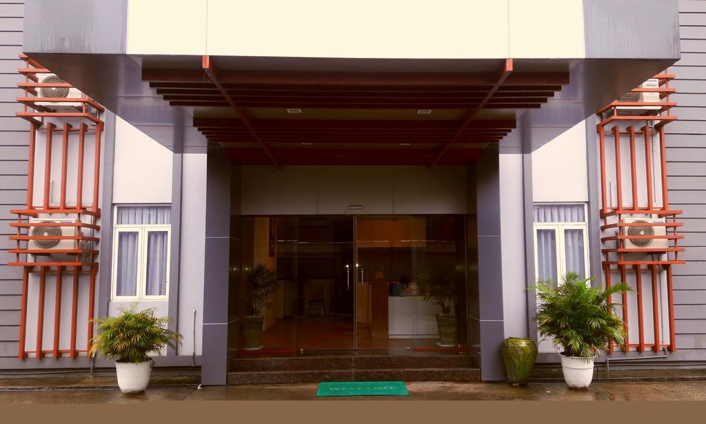 Royal Crown Hotel Yangon Extérieur photo
